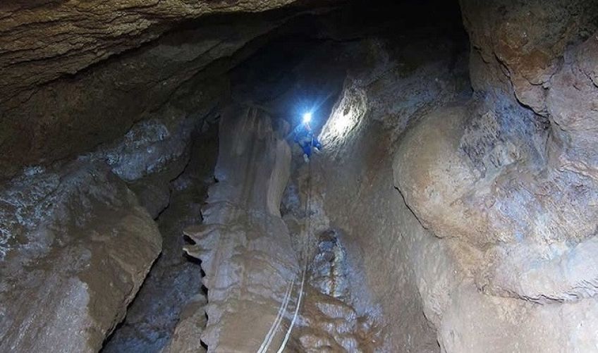 غار تانا معروف به غار گرز رستم عمیق‌ ترین غار چاهی شهرکرد استان چهارمحال و بختیاری