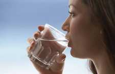 رابطه نوشیدن آب و رنگ ادرار