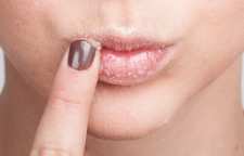 لایه برداری یا اسکراب لب با روش های خانگی