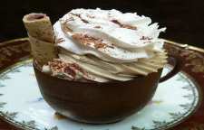 نحوه درست کردن موس کاپوچینو در فنجان های شکلاتی