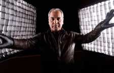 مهران مدیری در نقش یک مرد شیاد در سریال هیولا بازی می کند