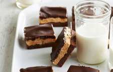 آموزش تهیه کیک شکلاتی مغزدار بدون فر