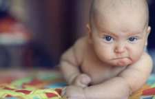 دلیل اینکه کودکان نوپا مشت و لگد می زنند چیست