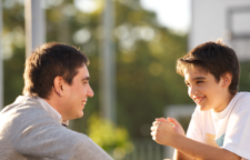 با پسر نوجوان خود چگونه رفتار کنیم