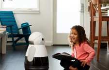 ربات خانگی کوری برای کودکان داستان های شبانه می خواند