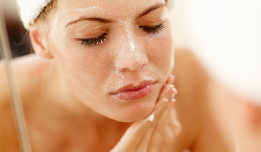 روش درست شستن صورت با صابون