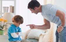 با کودکی که اشتباه می کند چگونه برخورد کنیم