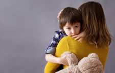 با کودکی که وابسته به والدین است چگونه رفتار کنیم