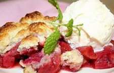 آموزش تهیه دسر کوبلر ریواس و توت فرنگی