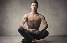 آموزش حرکات یوگا برای افزایش قدرت بدن و کاهش استرس