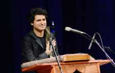 سیامک آقایی کنسرت های خود را در همراهی با خوانندگان مستعد هر شهر روی صحنه می برد