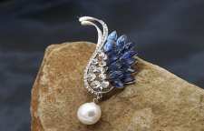 سنجاق سینه زنانه نگین دار با طرح طاووس