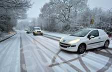 هنگام  سر خوردن خودرو بر روی یخ در جاده ها چگونه عمل کنیم