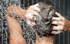 مضرات دوش گرفتن و حمام رفتن زیاد برای مو