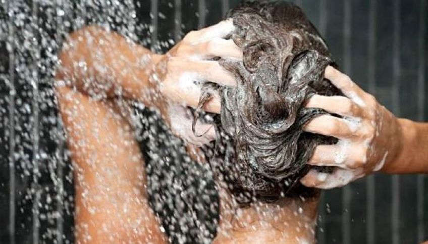 مضرات دوش گرفتن و حمام رفتن زیاد برای مو