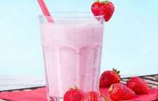 نحوه تهیه نوشیدنی توت فرنگی خامه ای