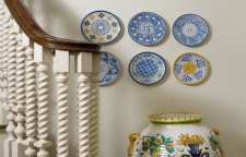 تزئین دیوار منزل با بشقاب های قدیمی و رنگی