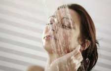 کارهایی که هنگام دوش گرفتن و حمام رفتن نباید انجام دهید