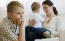 با فرزند بزرگتر که حسادت می کند چگونه رفتار کنیم