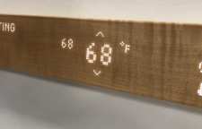 نمایشگر هوشمند که در یک تکه چوب قرار گرفته