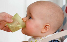 زمان مصرف مایعات و نوشیدنی ها در شیرخواران 6 تا 12 ماهه