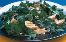 طرز تهیه سالاد مرغ و بادام و جعفری