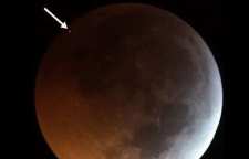 برخورد شهاب سنگ با ماه