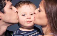 فواید بوسیدن کودکان توسط والدین