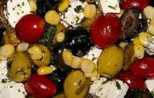 طرز تهیه سالاد زیتون و پنیر یونانی