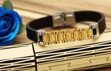 دستبند مردانه شیک با چرم مشکی و پلاک طلایی