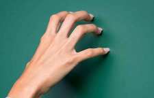 علت ایجاد لرزه با کشیدن ناخن روی تخته سیاه