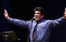 حسین صفامنش خواننده کرد جایزه ماملی را به زلزله زدگان اهدا کرد