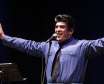 حسین صفامنش خواننده کرد جایزه ماملی را به زلزله زدگان اهدا کرد