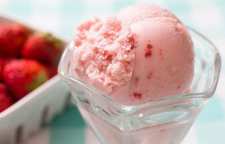 آموزش تهیه بستنی توت فرنگی با عسل با مزه و طعمی جدید