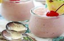 طرز تهیه نوشیدنی اسموتی آناناس و توت فرنگی