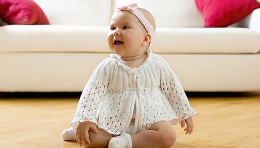 نوزادان از چند ماهگی می تواند بنشینند و تعادل خود را حفظ کند