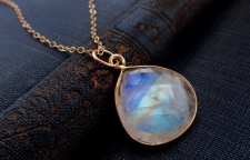 گردنبندهای زنانه و دخترانه زیبا با سنگ مون استون