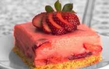 آموزش تهیه دسر توت فرنگی خانگی یکی از دسرهای مدرن و خوشمزه