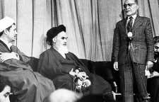 اهدای حکم تشکیل دولت موقت مهدی بازرگان