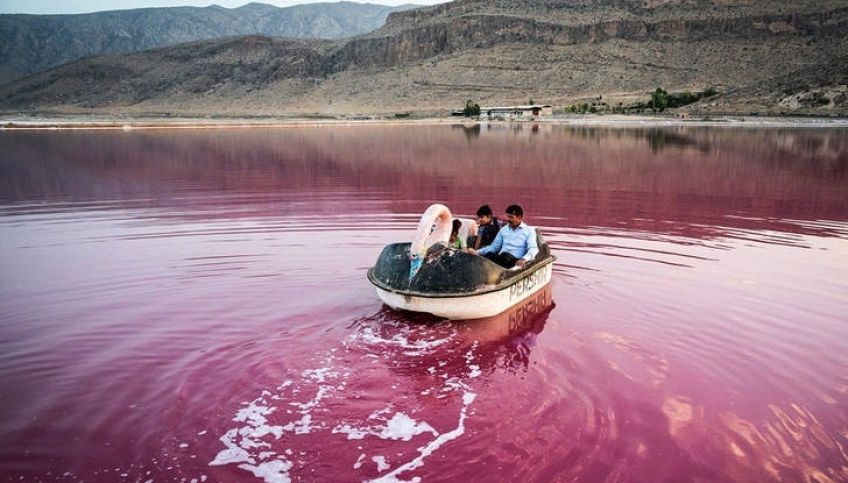 دریاچه مهارلو دریاچه قرمز رنگ در استان فارس