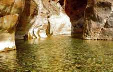 چشمه مرتضی علی طبس استان خراسان جنوبی چشمه ای با آب سرد و گرم