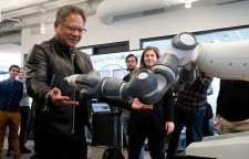 توسعه رباتی که از هر انگشتش هنر می ریزد