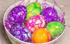 آموزش رنگ کردن تخم مرغ آب پز