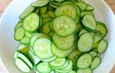برای سلامت پوست و مو از روغن دانه خیار استفاده کنید