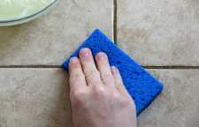 تمیز کردن کاشی با یک محلول شگفت انگیز