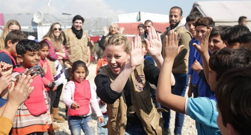 حضور امبر هرد هنرپیشه هالیوودی در کمپ آوارگان سوری در لبنان