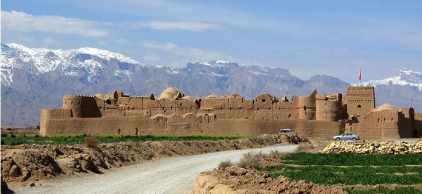قلعه سریزد شهرستان مهریز یزد از کهن‌ ترین آثار تاریخی جهان