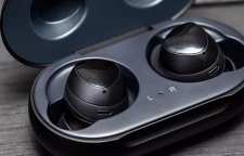 سامسونگ از ایرباد بی سیم Gear Buds با همکاری AKG رونمایی کرد