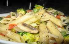 روش درست کردن سالاد پاستا با قارچ و فلفل دلمه ای کبابی