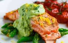 روش تهیه ماهی سالمون با سس خیار به سبک یونانی